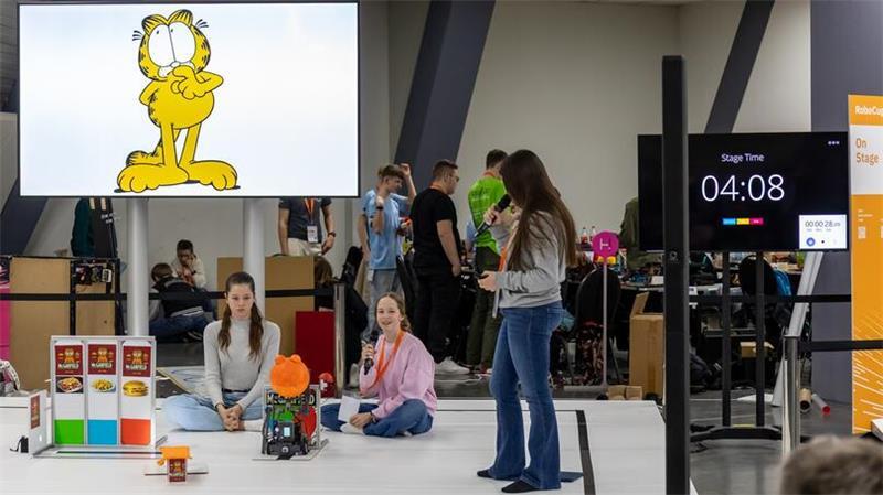 RoboCup-Junior: Athe-Schülerinnen für Europameisterschaft qualifiziert Das Team atheEats beim deutschen Finale des Wettbewerbs RoboCup-Junior 2025 in Nürnberg.