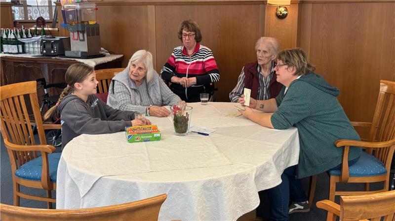 Das Team aus Ursula Waschk und Lisa Gerloff (links) an einer Station, an der Memory gespielt wird.