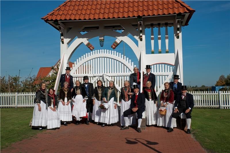 Das Team der Altländer Gäste führungen zeigt sich vor der Prunkpforte am Museum Altes Land in Westerjork.