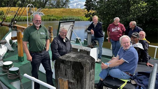 Das Team der Catharina, einem alten Ewer im Hafen von Krautsand.