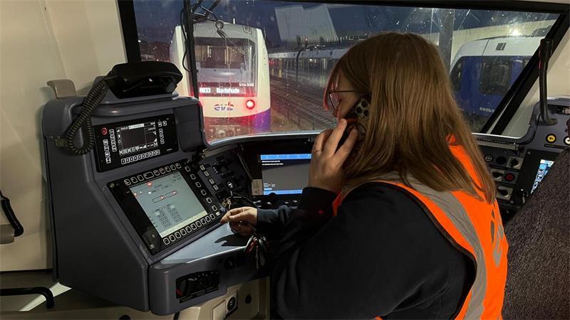 Bevor der erste Zug fährt: EVB-Lokführerin startet um 3 Uhr morgens Das Team der EVB löst das Problem gemeinsam: Andrea Gruhlke am Telefon mit der Werkstatt und der Leitstelle.