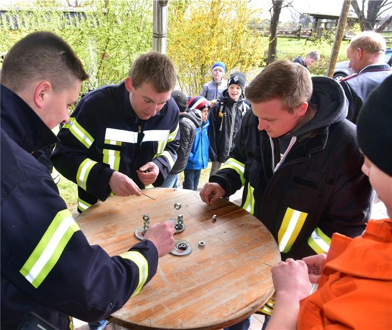 Das Team der Feuerwehr Kutenhol z mit Torben Bockelmann, Patrick Fitschen, Daniel Borowski und Sven Heuer (von links) baut kleine Türme. Fotos: Beneke