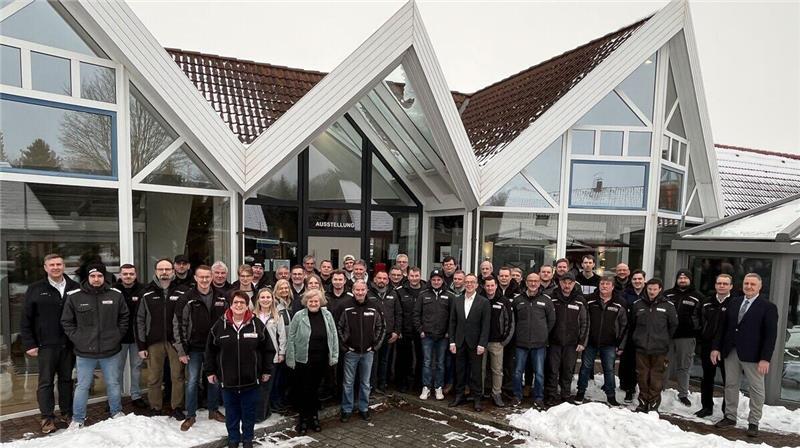 Das Team der Firma Krethe vor den Geschäftsräumen in Cadenberge.