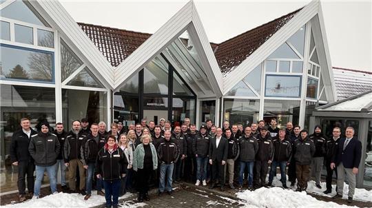 Das Team der Firma Krethe vor den Geschäftsräumen in Cadenberge.