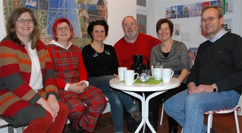 Das Team der Flüchtlingshilfe freut sich auf viele Besucher im Café: Tanja Drecke, Andrea Schröder, Yvonne Paterson, Klaus Freise, Sonja Beckmann und Pastor Junge (Foto von links). Foto Felsch
