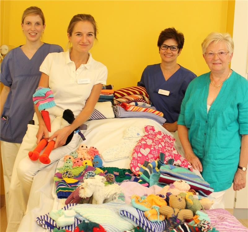 Das Team der Geburtshilfe mit Oberärztin Dr. Friederike Hoellen (vorne links) freut sich über den Besuch von Strickliesel Heidemarie Mathein.