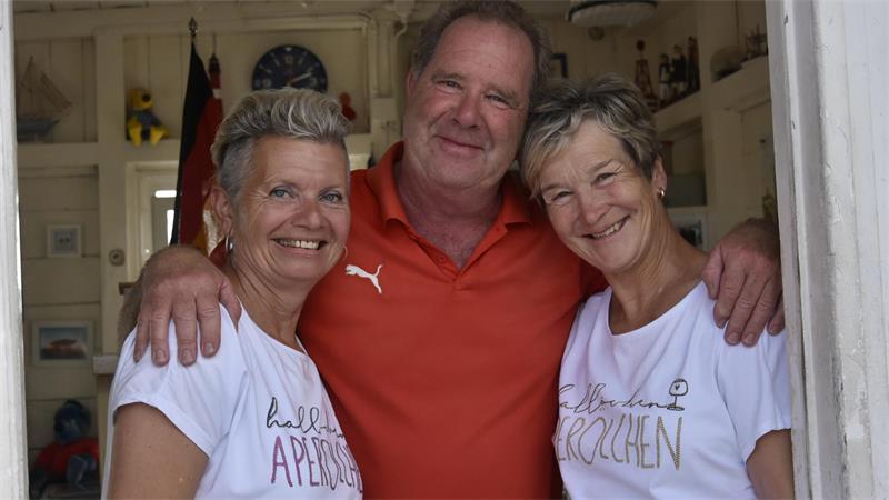 Kaffeeklappe an der Elbe: Hier fühlen sich Mensch und Tier pudelwohl Das Team der Kaffeeklappe: Ralf mit Andrea (rechts) und Eva-Maria.
