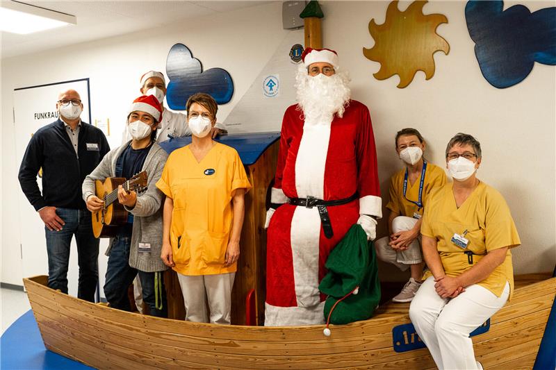 Das Team der Kinderklinik rund um Chefarzt Dr. Markus Krüger (hinten, 2. v.l.) freut sich jedes Jahr aufs Neue auf die emotionalen Momente, für die der Weihnachtsmann mit seinem Besuch sorgt. Fotos: Daniel Hajduk / Elbe Kliniken