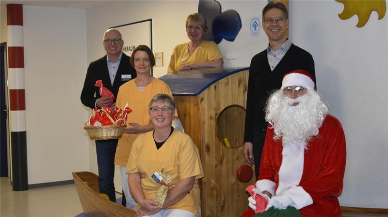 Der Weihnachtsmann zu Besuch auf der Stader Kinderstation Das Team der Kinderstation um Chefarzt Dr. Markus Krüger (hinten rechts) und dem Weihnachtsmann.
