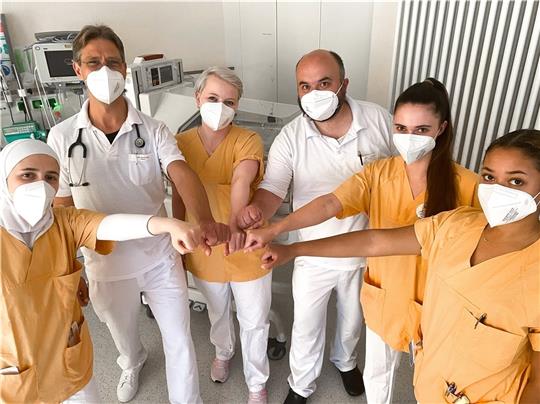 Das Team der Klinik für Kinder- und Jugendmedizin am Elbe Klinikum Stade: Walaa Hebbo (Ärztin in Weiterbildung Pädiatrie), Dr. Markus Krüger (Chefarzt Kinder- und Jugendmedizin), Janina Krugmeier (Gesundheits- und Kinderkrankenpflegerin, In