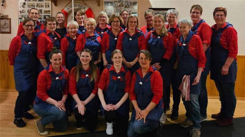 Das Team der Kohlkocherinnen bringt abends 120 Grünkohlportionen auf den Tisch.