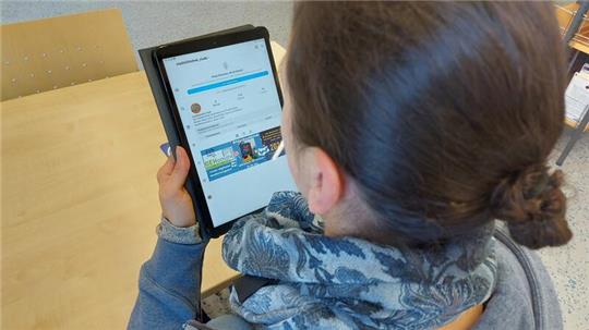 Das Team der Stadtbibliothek Stade präsentiert die neuen Social-Media-Präsenzen bei Instagram und Facebook.