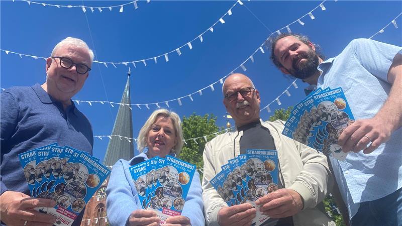 Open-Air-Erlebnis: Das alles bietet Buxtehudes bunte Sommerbühne Das Team der Straßenkunst auf dem St.-Petri-Platz blickt mit Vorfreude auf das Open-Air-Programm für diesen Sommer.