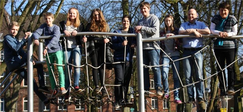 Das Team der Streitschlichter (von links): Fritz Banning, Tim Evers, Nele Dittmer, Julia Fuchs, Niklas Köser, Finn Larisch, Leonie Wagner, Dr. Wolfram Washof, Gabriele Heimann. Fotos Neuberg