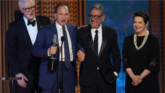 Das Team des Films um Hauptdarsteller Ralph Fiennes bei einer Preisverleihung. (Archivbild)