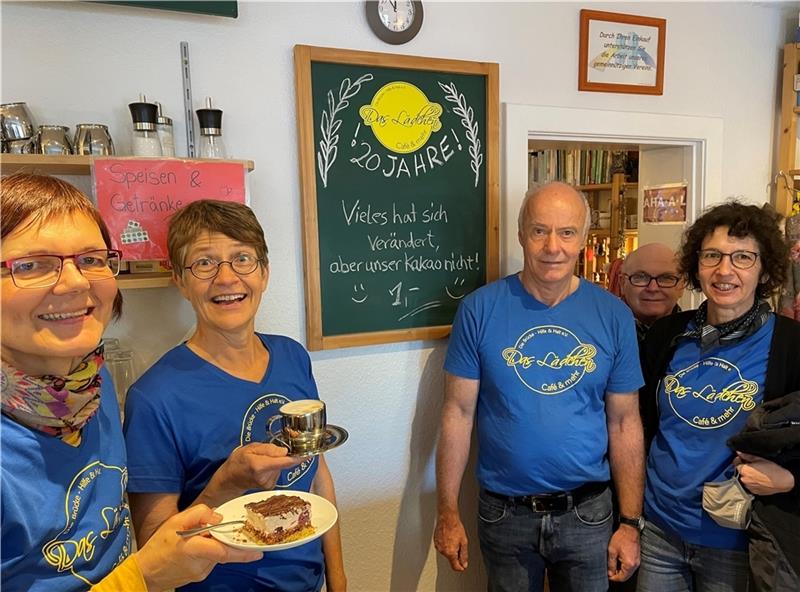 Das Team des Lädchens genießt Kaffee und Kuchen zum 20-jährigen Bestehen. Den Kakao gibt es immer noch für einen Euro. Foto: Hußendörfer