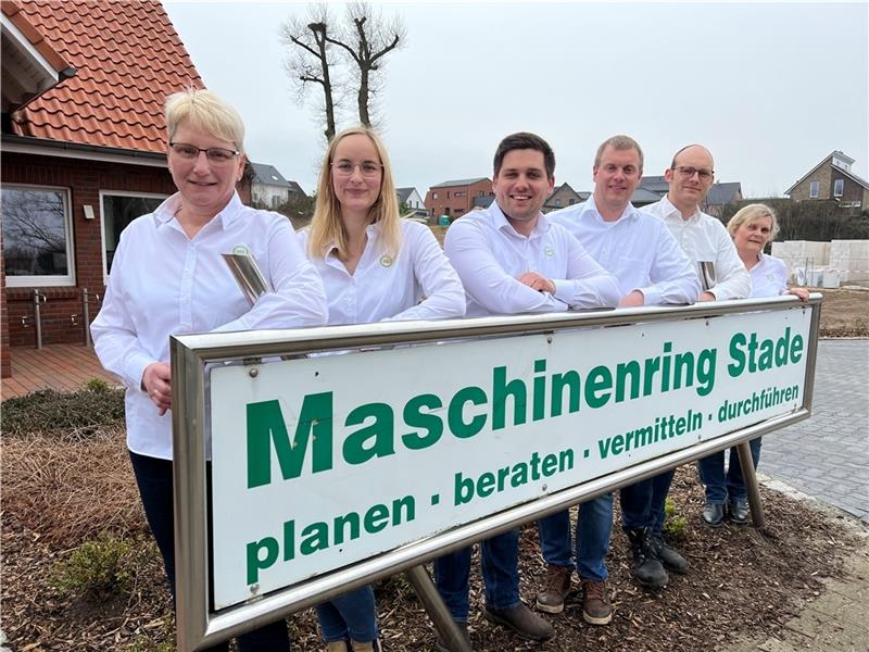 Das Team des Maschinenrings vor dem Bliedersdorfer Büro (von links): Elke Sievers, Birte Albert, Jan-Hinnerk von Essen, Ole Christiansen, Versicherungsexperte Julius Stepbach und Nicole Thomfohrde. Foto: von Allwörden