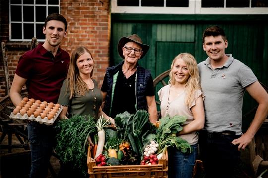 Das Team des neuen Betriebes vor der Diele in Hollenbeck, wo der Hofladen eröffnet werden soll (von links): Hannes Tipke mit Freundin Hanna, der ehemalige Gemüsehändler Lindhorst, Lisa und Steffen Tipke. Fotos: Vanessa Teichmann