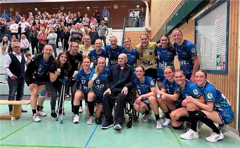 Das Team feiert nach Spielschluss mit Betreuer Michael Jungblut (Mitte). Foto: Buxtehuder SV