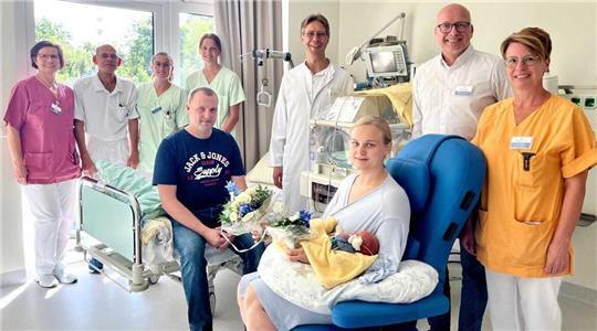 Das Team freut sich für Timurs und seine Eltern Jelena Burgutina und Andrejs Burgutins (Mitte sitzend). Sie waren die Ersten, die die Vorzüge des neuen Mutter-Kind-Zentrums kennengelernt haben.