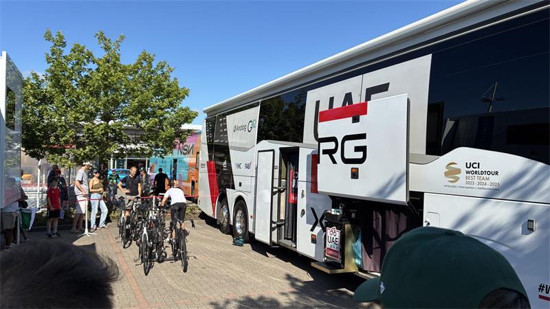 Cyclassics-Ticker: 70-Jähriger stirbt beim Jedermann-Rennen Das Team hinter dem Top-Team UAE bereitet die Fahrräder vor.