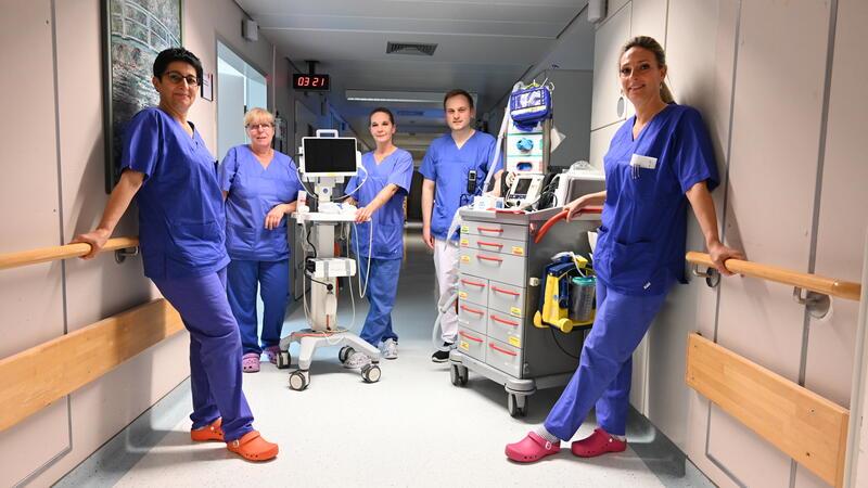 Das Team in der Nachtschicht (von links): Gabriele Daebler, Karsta Jäckel, Nieske Bussian, Assistenzarzt Lasse Böhme und Magdalena Otte.