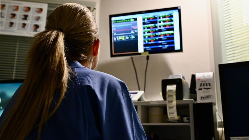 Das Team um Nieske Bussian hat den Zustand der Patienten stets im Blick: Blutdruck, Herzschlag, Sauerstoffsättigung.