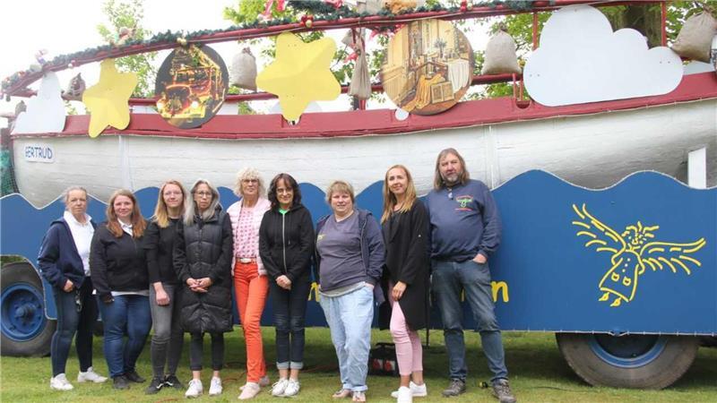 Himmelpforten: Alle samt feierten die Vereine ein fröhliches Fest Das Team vom Christkinddorf Himmelpforten um Bürgermeister Bernd Reimers (rechts) hat sein Weihnachtsschiff „Gertrud“ zum Allesamt-Gemeinde-Fest mitgebracht.