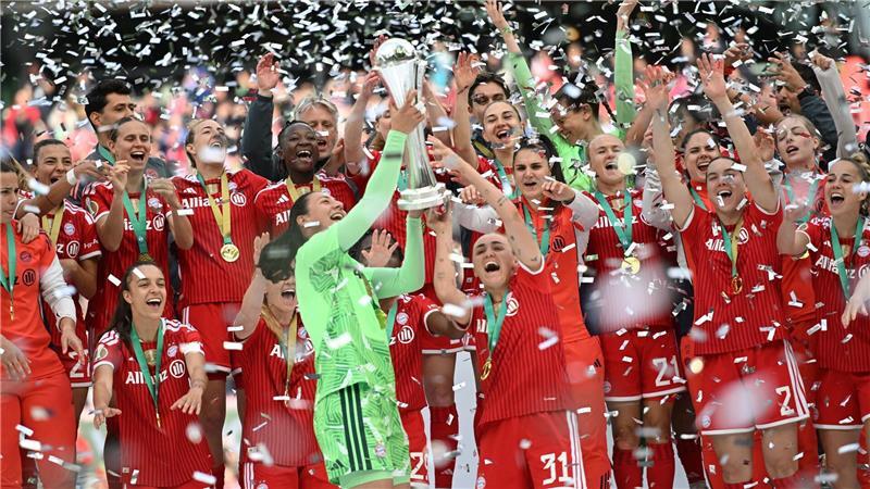 Das Team von Bayern München jubelt über den Sieg im DFB-Pokal.