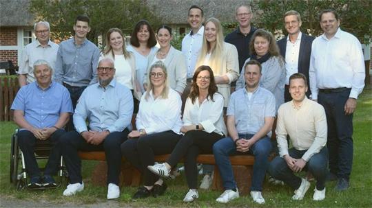 Das Team von Bürgermeister Uwe Arndt (unten links) kandidiert für die FWG Ahlerstedt.