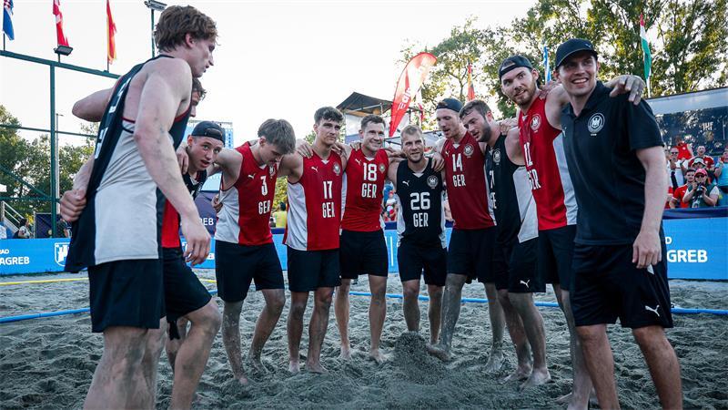 WM-Gold im Sand: Fredenbecker Handballer führt Deutschland zum Erfolg Das Team von Bundestrainer Marten Franke (rechts) setzte sich gegen Brasilien durch.