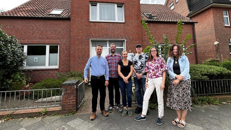 Raus aus der Obdachlosigkeit: Mike Junge hat es geschafft Das Team von Lebensraum Diakonie an der Bremervörder Straße berät Menschen in Wohnungsnotfällen. Von links: Matthias Lauer, Manfred Röder, Christina Jaismann, Mike Junge, Daniela Faber und Andrea Klefke.