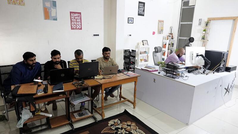 Das Team von Polymath Synthetic Media Solutions arbeitet in seinem Büro an Deepfakes für den Wahlkampf in Indien.