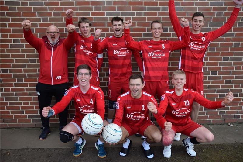 Das Team von Werner Behnken bejubelt den Aufstieg. Foto: Bartsch