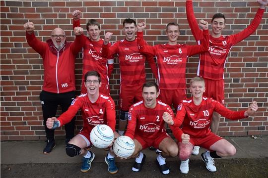 Das Team von Werner Behnken bejubelt den Aufstieg. Foto: Bartsch