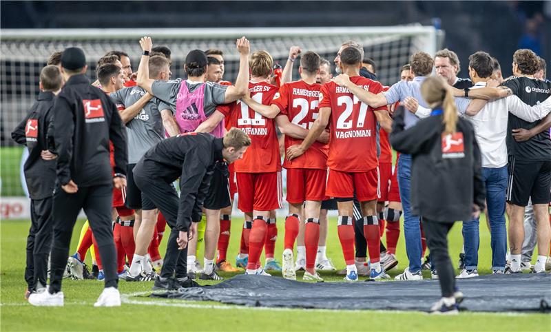 Das Team des HSV steht nach dem gegen Hertha BSC zusammen. Foto: Andreas Gora/dpa