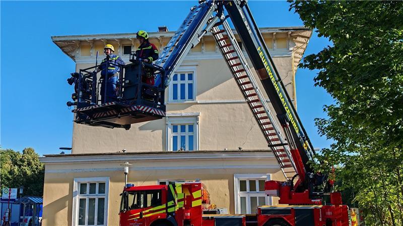 Bahnhof Ratzeburg wegen Riss im Mauerwerk weiter gesperrt Das Technische Hilfswerk prüft die Standfestigkeit des Bahnhofs.