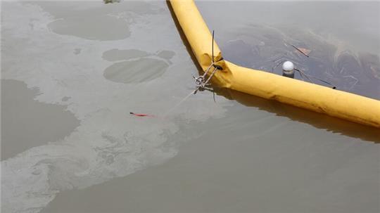 Das Technische Hilfswerk richtete eine 100 Meter lange Ölsperre ein. (Archivfoto)