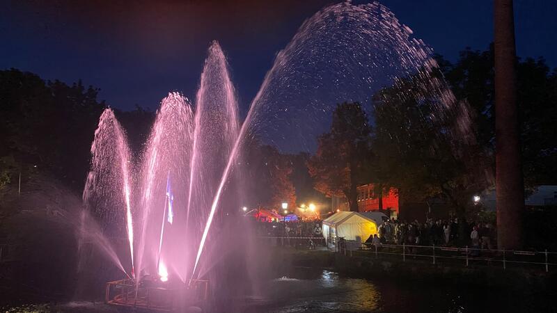 Beleuchtete Wasserfontäne des Technischens Hilfswerks am Wehdenhof