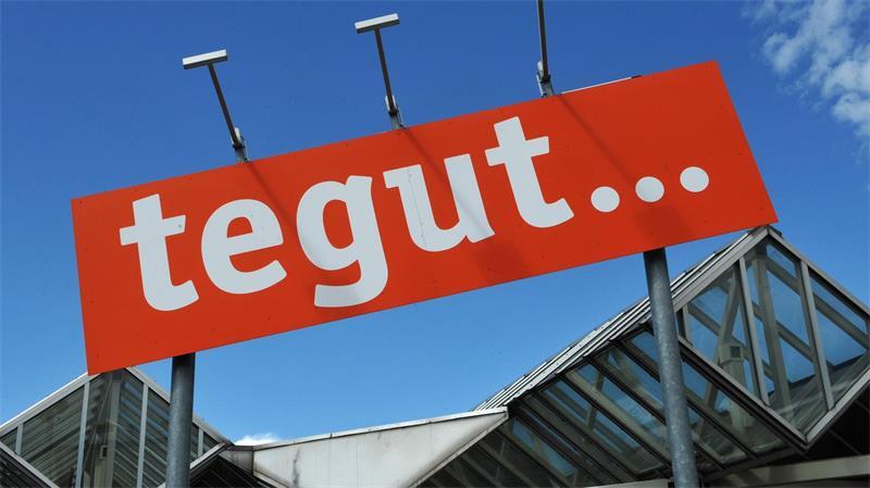 Das Tegut-Logo an einem Standort der Handelskette.