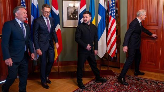 Das Telefonat des norwegischen Ministerpräsidenten Jonas Gahr Støre (r) und des finnischen Präsidenten Alexander Stubb (2. von links) mit Kremlchef Wladimir Putin kam auch unter US-Vermittlung zustande. (Archivbild)