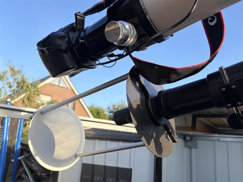 Das Teleskop von Johannes Lüth zeigt die Sonnenfinsternis.