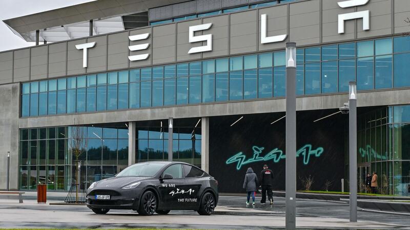 Tesla-Betriebsratswahl - Wahlvorstand weist Kritik zurück Das Tesla-Werk in Grünheide öffnete im März 2022 und hat nach Angaben des Unternehmens derzeit rund 12.500 Beschäftigte.