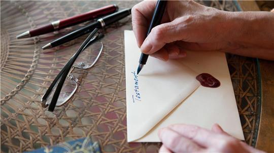Das Testament muss entweder handschriftlich verfasst oder von einem Notar beurkundet sein. 