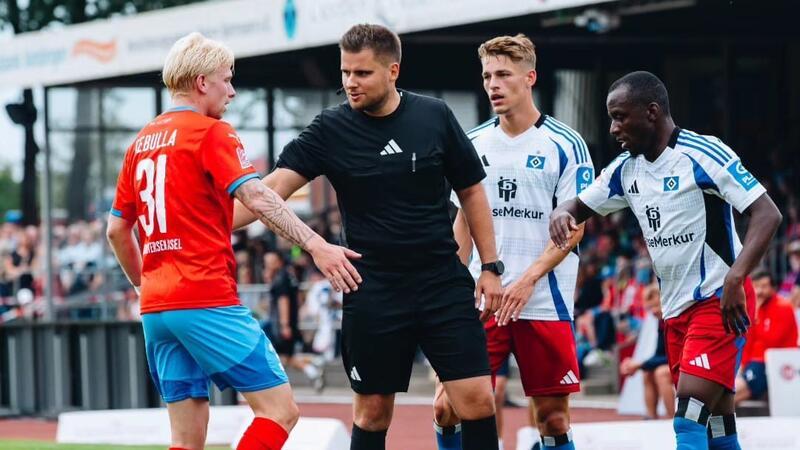 Schiedsrichter Bahr wieder mehr auf Bezirksebene im Einsatz – mit neuer Regel Das Testspiel zwischen D/A und dem HSV war kürzlich noch einmal ein Highlight für Felix Bahr.