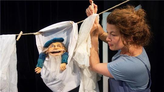 Das Theater Anna Rampe zeigt seine preisgekrönte Version von Schneeweißchen und Rosenrot.