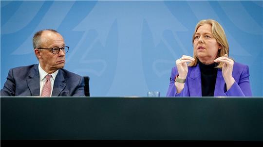 „Das Thema Bürgergeld wird damit der Vergangenheit angehören“, sagt Bundeskanzler Friedrich Merz - und erntet dafür Kritik von SPD-Chefin Bärbel Bas.