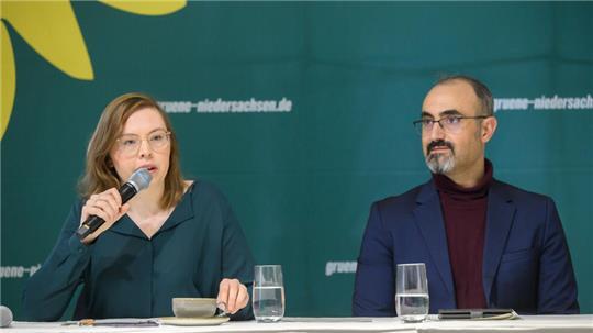 Greta Garlichs (l) und Alaa Alhamwi, Landesvorsitzende Bündnis 90/Die Grünen in Niedersachsen, sprechen bei einer Presskonferenz über den Landtagsparteitag am 13./14. April 2024 in Oldenburg. 