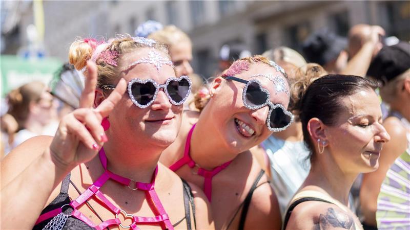 Hunderttausende bei heißer Street Parade in Zürich Das Thermomenter kletterte auf 33 Grad.