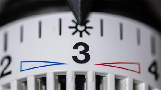 Ein Heizungsthermostat zeigt die Zahl 3 an.